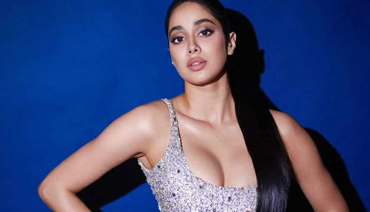  ब्रालेट पहने शीशे के सामने लेटीं बोनी कपूर की लाडली, फोटो देखते ही लोग बोले - Too Hot to handle