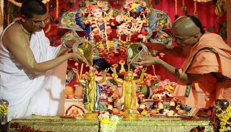 मथुरा : जन्माष्टमी का जिम्मा निजी इवेंट मैनेजमेंट कंपनी को, राजस्थानी गाय के दूध-घी से होगा श्रीकृष्ण का अभिषेक 