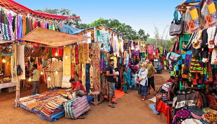 traditional markets in india,new market kolkata,police bazar shillong,floating vegetable market srinagar,janpath delhi,chor bazaar mumbai,ima keithel imphal,kannauj market uttar pradesh,baapu bazaar jaipur,meena bazaar delhi,dadar flower market mumbai