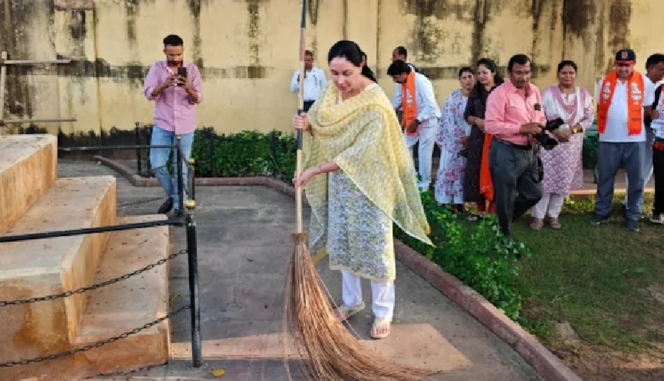 Rajasthan: जयपुर के जंतर-मंतर पर दिया कुमारी ने झाड़ू उठाकर शुरू किया ‘स्वच्छता ही सेवा’ अभियान