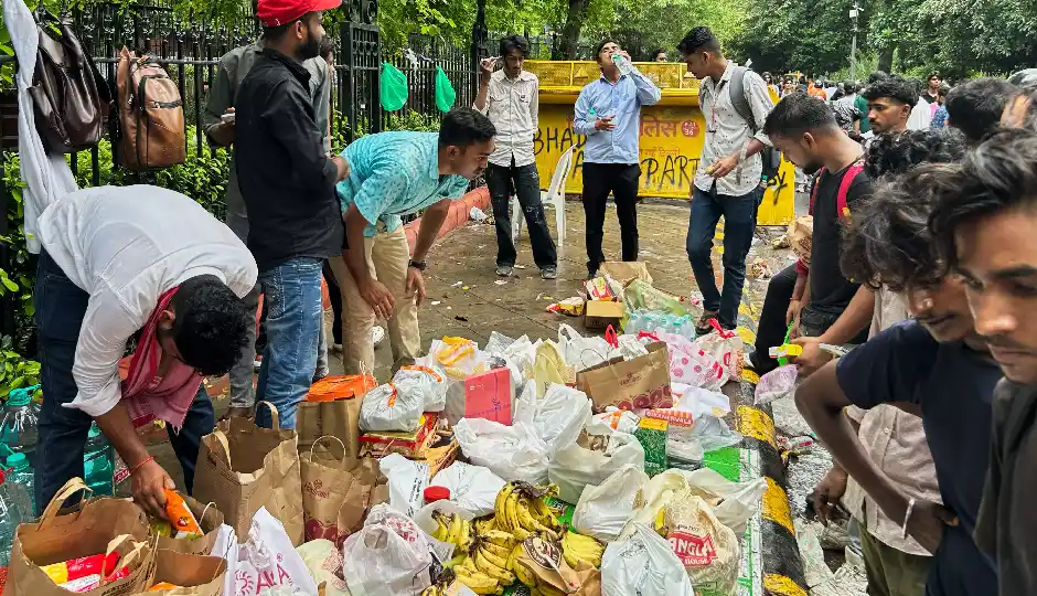 बांग्लादेश, दुबई और कतर से भी पहुंच रहा खाना; जंतर-मंतर पर एक शख्स ने भेजे 2000 फूड पार्सल
