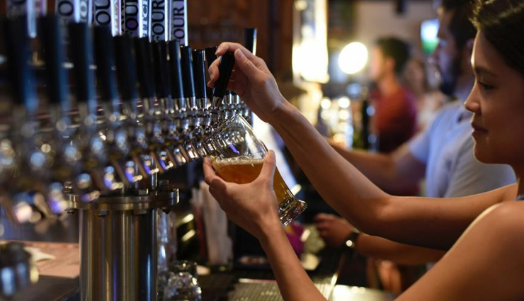 शराब की खपत बढ़ाने के लिए इस देश में चल रहा अनोखा कैंपेन, युवाओं से की जा रही ये अपील