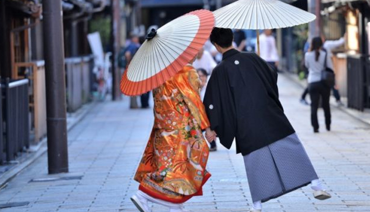 दुनियाभर में व्याप्त हैं शादी से जुड़ी ये अजीबो गरीब परंपराएं, आप भी रह जाएंगे हैरान wedding traditions around the world,global wedding customs,international wedding rituals,cultural wedding traditions,traditional weddings worldwide,unique marriage customs from different countries,diversity of wedding traditions,multicultural wedding practices,global marriage celebrations,traditional wedding ceremonies around the globe