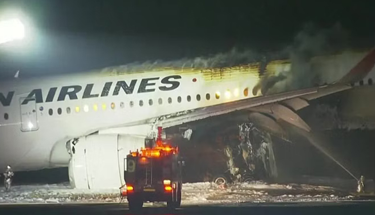 जापान: लैंड करते वक्त विमान में लगी आग, दूसरे विमान से टकराने की आशंका
