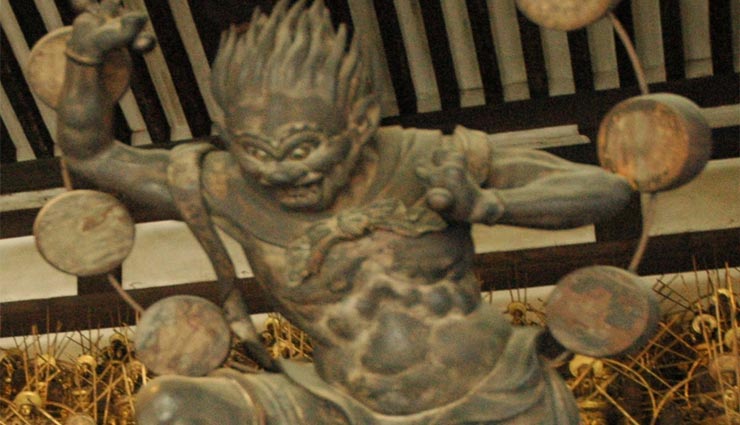 आखिर क्यों यहां बादल गरजते ही बच्चे पकड़ लेते हैं अपना पेट, वजह डराने वाली weird news,weird story,thunder voice in japan,hide your belly button in rain