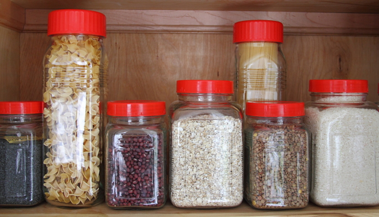 household tips,tips to keep kitchen clean,3 different ways to remove different stains from plastic jars,how to remove stains from plastic jars,kitchen cleaning hacks