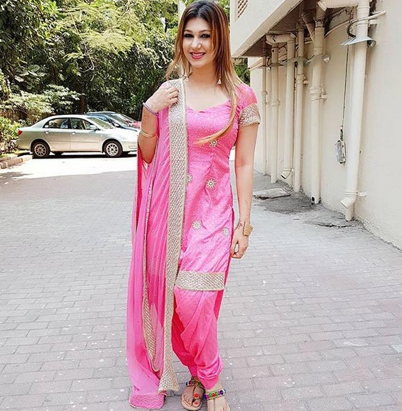 65 की उम्र में जिसके लिए धड़कता है अनूप जलोटा का दिल, बेहद हॉट हैं जसलीन मथारु, तस्वीरें देख आप भी हो जायेंगे दीवाने Salman Khan,bigg boss 12,jasleen matharu,anup jalota,jasleen matharu hot pics,jasleen matharu photos