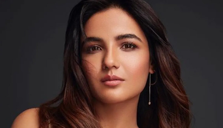 इस एक्ट्रेस ने तोड़ दी बोल्डनेस की सारी सीमाएं, बिना पैंट पहने एयरपोर्ट पर आई नजर; VIDEO