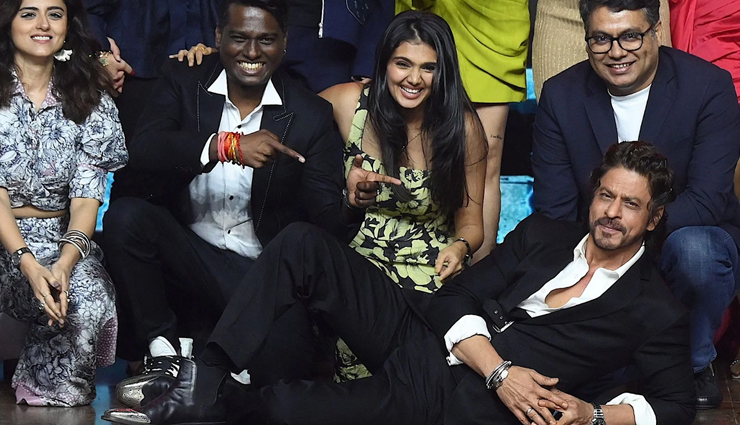 Shah Rukh Khan Lays On The Floor After Some Of Jawan Crew Sits Down For Group Photo