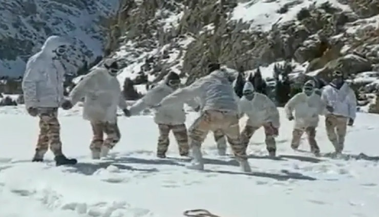 आईटीबीपी के जवानों ने बर्फ में खेली कबड्डी, इंटरनेट पर वीडियो वायरल