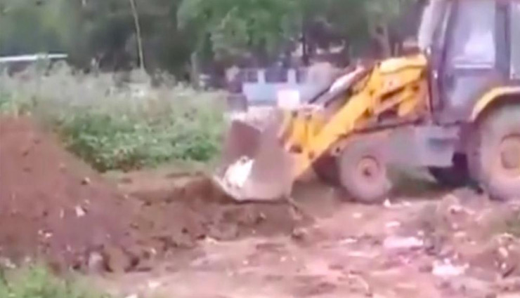 आंध्र प्रदेश / फिर कोरोना मरीज के शव को JCB से उठाया, अधिकारी बोले- बहुत भारी थी लाश