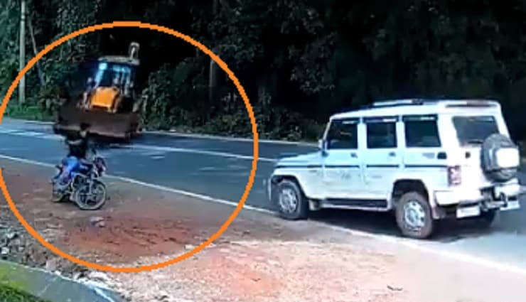 युवक को टक्कर मारने वाली थी बेकाबू JCB, बोलेरो ने बचा ली जान, VIDEO वायरल