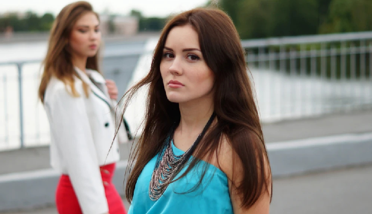 6 Obvious Yet Subtle Signs of a Jealous Friend