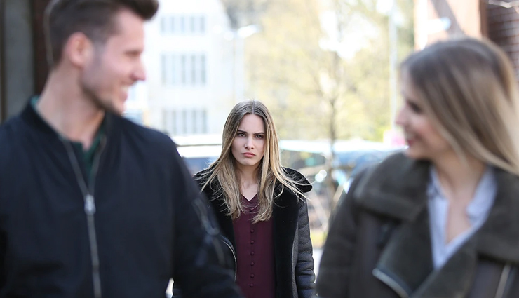 how to deal with a jealous girlfriend,tips for handling a jealous girlfriend,dealing with jealousy in a relationship,how to reassure a jealous partner,signs of a jealous girlfriend,managing relationship jealousy,how to make your girlfriend feel secure,overcoming jealousy in love,ways to handle girlfriend’s jealousy,relationship advice for jealousy