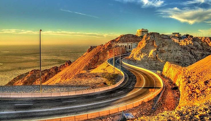 5 must visit places in uae,sheikh zayed mosque,abu dhabi,hajar mountains,jebel hafeet,dubai creek dhow rid,sharjah museum of islamic civilisation