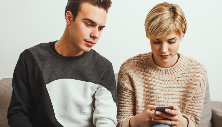 9 Signs You Have Unhealthy Jealousy in Your Relationship