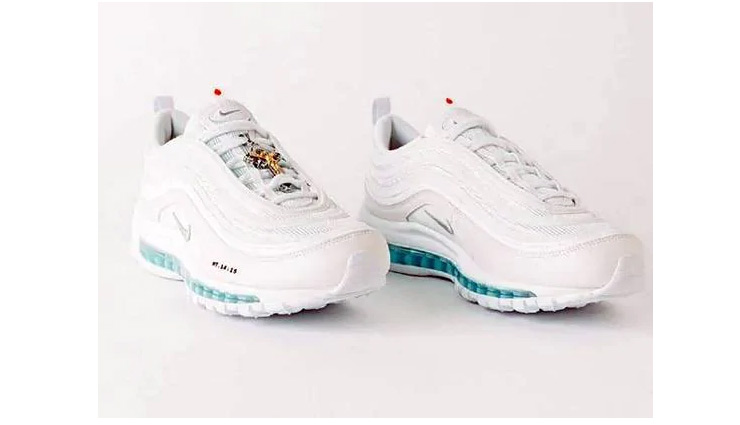 पवित्र पानी से भरा ये 'जीसस शूज़' मिनटों में हुआ आउट ऑफ स्‍टॉक, कीमत 2 लाख, जानें इसकी खासियत