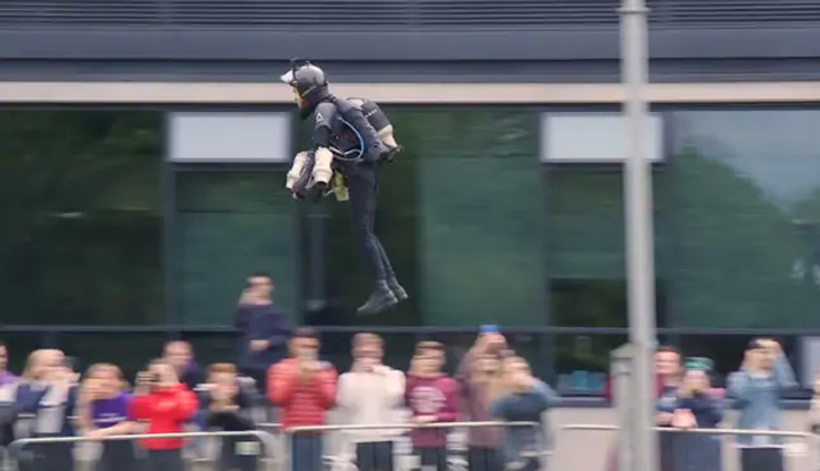 मिनटों में हवा में उड़ने लगा यह शख्स, देख लोगों के उड़े होश, वीडियो