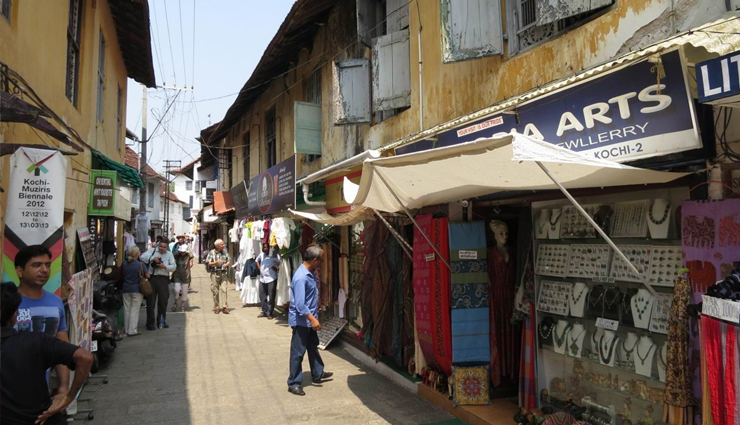 best markets to visit in india,indian market,ima keithel,johari bazaar,chor bazaar,floating vegetable market,kannauj market,dadar flower market,laad bazaar,mahidharpura diamond market street,crawford market,zaveri bazaar,jew town,new market,chandni chowk,daryaganj sunday book market,flea markets,travel,holidays,travel guide,travel tips