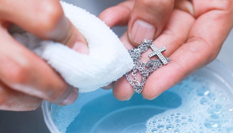 tips to clean expensive jewellery,household tips in hindi,clean expensive jewellery with detergent powder,clean expensive jewellery with toothpaste,clean expensive jewellery with salt