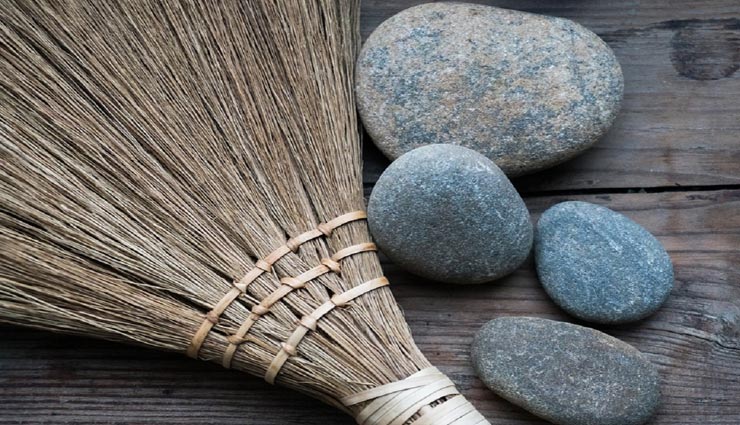 vastu tips,vastu tips in hindi,jhadu,jhadu vastu tips,home vastu tips