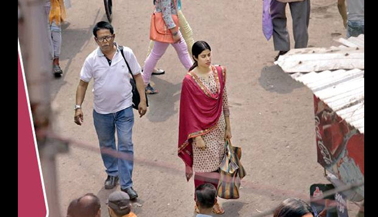 कुछ यूँ उदास घूमती हुई दिखाई दी जाह्नवी कपूर, 'धड़क' के सेट से सामने आई नई तस्वीरें