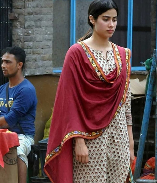 कुछ यूँ उदास घूमती हुई दिखाई दी जाह्नवी कपूर, 'धड़क' के सेट से सामने आई नई तस्वीरें bollywood,jhanvi kapoor,ishaan khatter,dhadak,sridevi