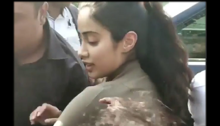 जाह्ववी को देख टूट पड़े फैन्स, करने लगे ये जिद, बॉडीगार्ड ने किसी तरह निकाला, देखें वीडियो