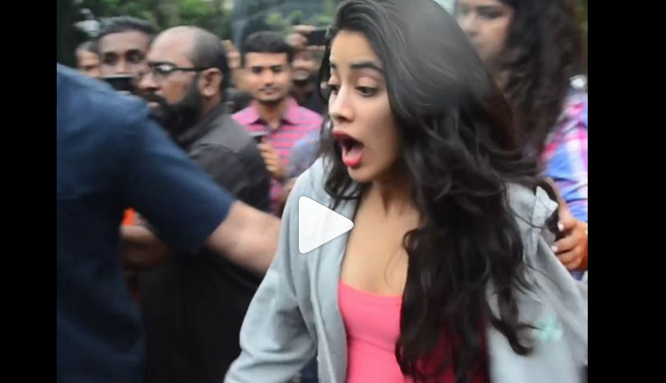 जब अचानक से जाह्नवी के सामने गिर पड़ा फैन, देखे वीडियो