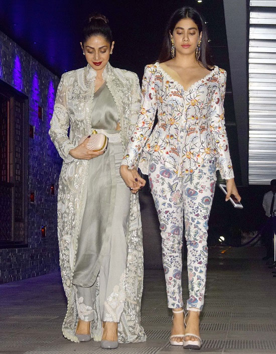 bollywood,jhanvi kapoor,sridevi,viral photo,dhadak,bollywood news