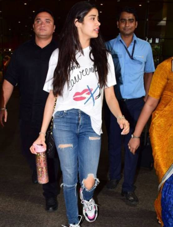 जानिए क्या है जान्ह्वी की इस टी शर्ट और जूते की कीमत, जानकर उड़ जायेंगे आपके होश bollywood,dhadak,jhanvi kapoor,sri devi