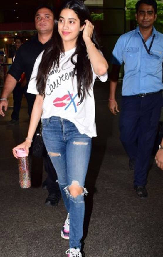 जानिए क्या है जान्ह्वी की इस टी शर्ट और जूते की कीमत, जानकर उड़ जायेंगे आपके होश bollywood,dhadak,jhanvi kapoor,sri devi