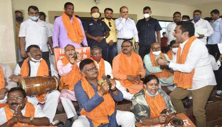 झारखंड सरकार पर लगे तुष्टिकरण की राजनीति के आरोप, विधानसभा के बाहर भाजपा विधायकों का धरना