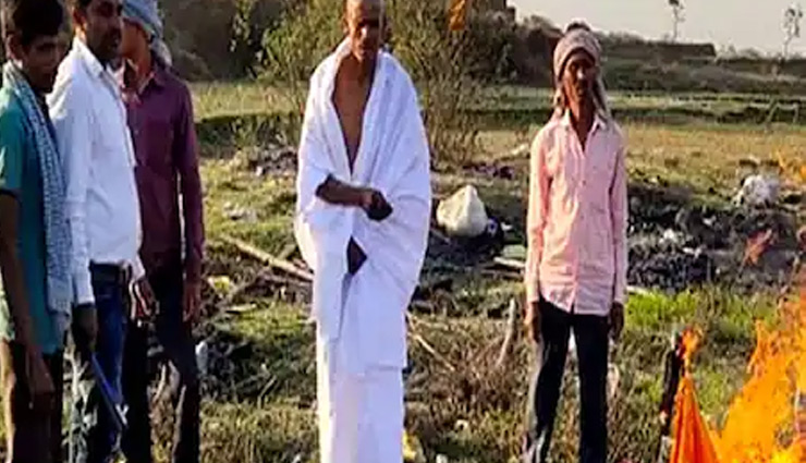 Jharkhand News: युवती ने घर से भागकर रचाई अपने चचेरे भाई से शादी, पिता ने बेटी का पुतला बनाकर जीते- जी किया अंतिम संस्कार 