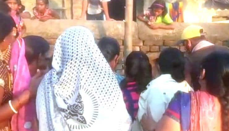 लॉकडाउन की उड़ी धज्जियाँ, पेड़ में दिखे त्रिशूल-डमरू तो जुट गई भीड़