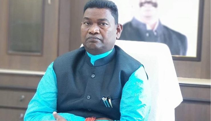 लॉकडाउन में झारखंड सरकार के मंत्री ने चतरा जाकर मनाया जन्मदिन, उड़ीं सोशल डिस्टेंसिंग की धज्जियां