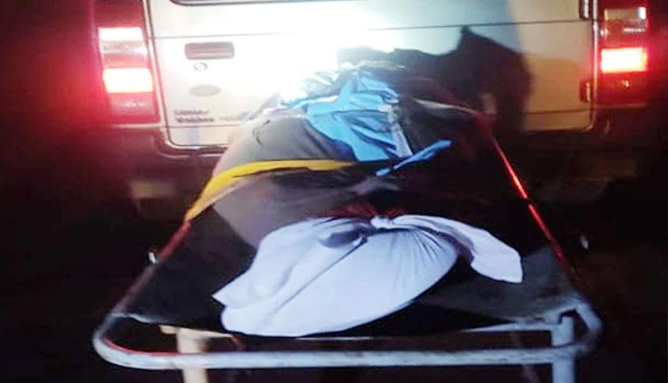झारखंड: पुलिस का अमानवीय चेहरा, स्ट्रेचर पर लाश को बांधकर हाइवे से थाने ले गई पुलिस 