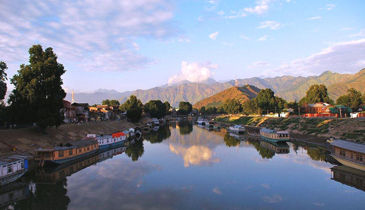 प्राकृतिक सुन्दरता के बूते धरती का स्वर्ग कहलाता है श्रीनगर, करवाता है मैदानी शहरों का अहसास, पर्यटकों की पहली पसन्द शिकारा srinagar tourist attractions,must-visit places in srinagar,top tourist spots srinagar,srinagar travel destinations,best places to visit in srinagar,srinagar sightseeing attractions,tourist hotspots srinagar,srinagar landmarks to see,things to do in srinagar for tourists,srinagar points of interest