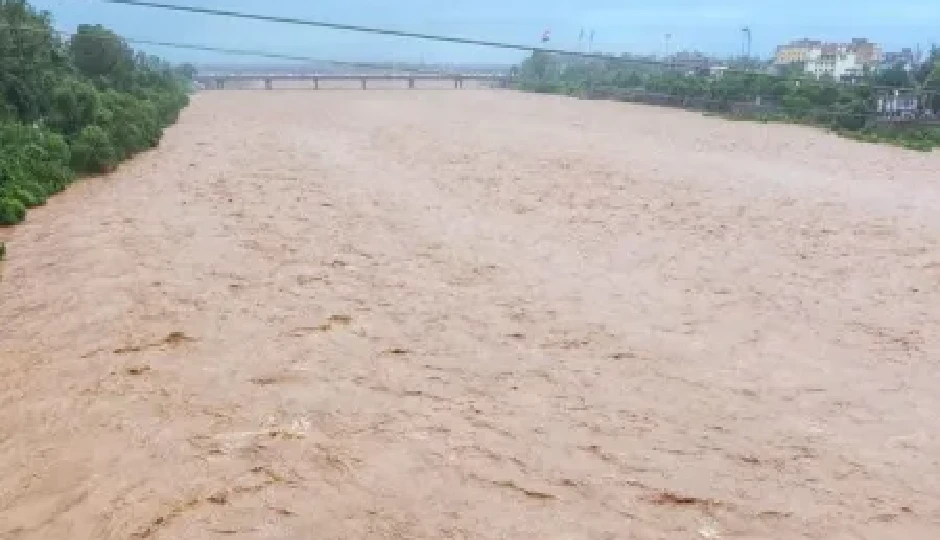 झेलम नदी के उफान से श्रीनगर में बाढ़ की चेतावनी, कई जिलों में रेड अलर्ट और स्कूल बंद