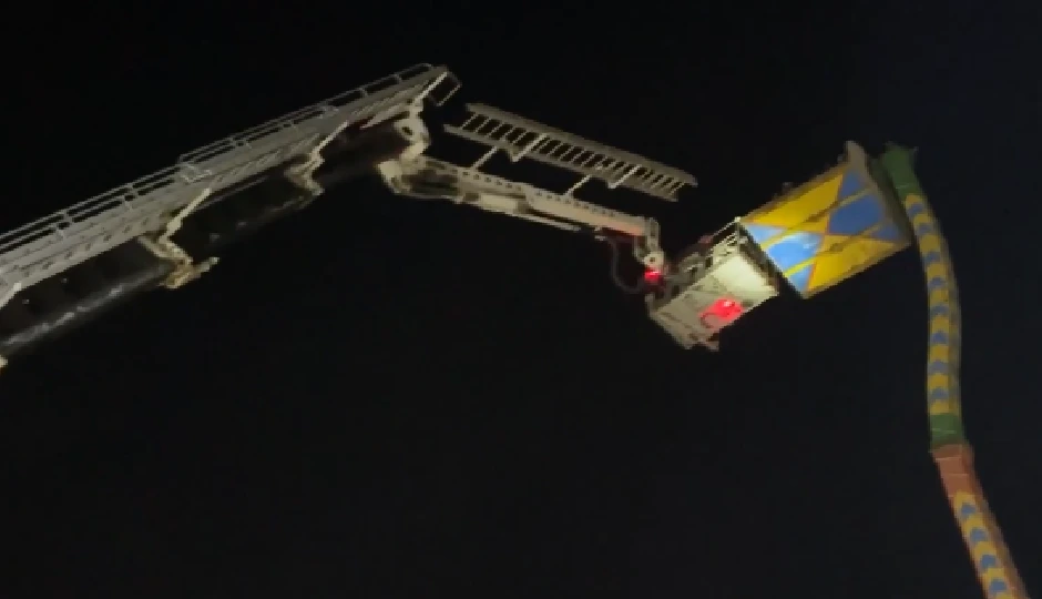 Video: 30 फुट ऊंचाई पर अचानक रुका झूला, 8 लोगों की सांसें अटकी