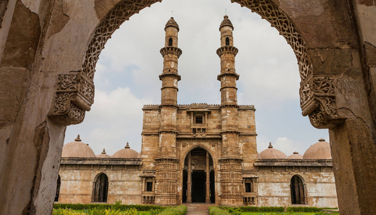 qutub minar,travel qutub minar,famous tall tower,delhi,holidays,travel guide,travel tips