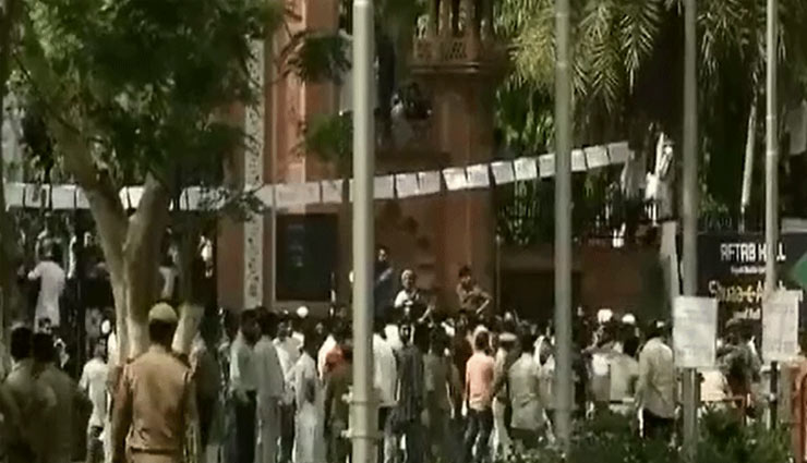 जिन्ना विवाद: हजारों छात्र AMU परिसर में, फायरिंग से अफरातफरी, इंटरनेट बंद, धारा 144 लागू