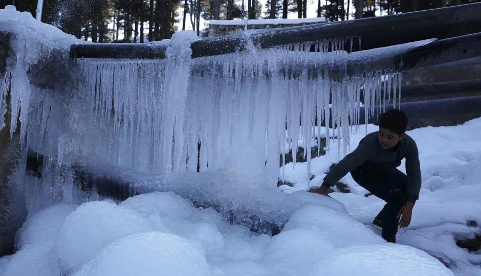 जम्मू-कश्मीर में ठंड ने पकड़ी रफ्तार, पारा माइनस में, आने वाले दिनों में बर्फबारी के संकेत