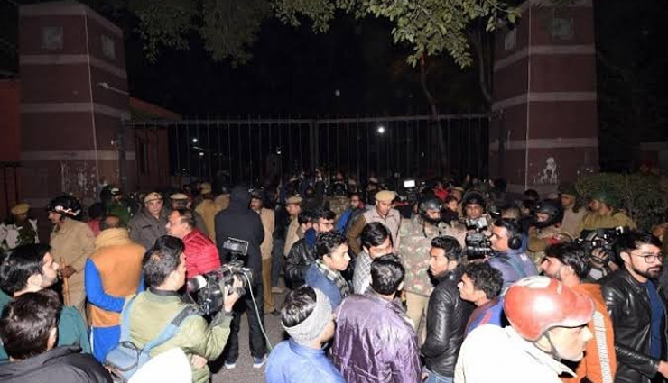 जंग का अखाड़ा बनी JNU, नकाबपोश लोगों के हमले में 30 घायल, दिल्ली पुलिस एक्टिव, जांच शुरू