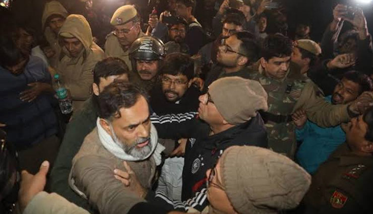 JNU छात्रों से मिलने पहुंचे योगेंद्र यादव से मारपीट, हिंसा के खिलाफ एकजुट हुए कई यूनिवर्सिटी के छात्र, निकाला मार्च