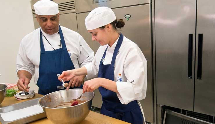 queen elizabeth,buckingham palace,job,catring,britain