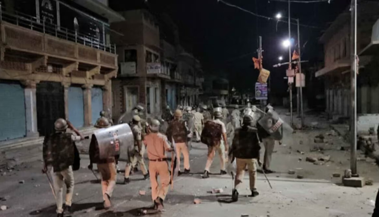 जोधपुर में धारा 144 लागू, भड़की हिंसा में हुआ पथराव, एक दुकान जलाई, दो पुलिसकर्मी घायल
