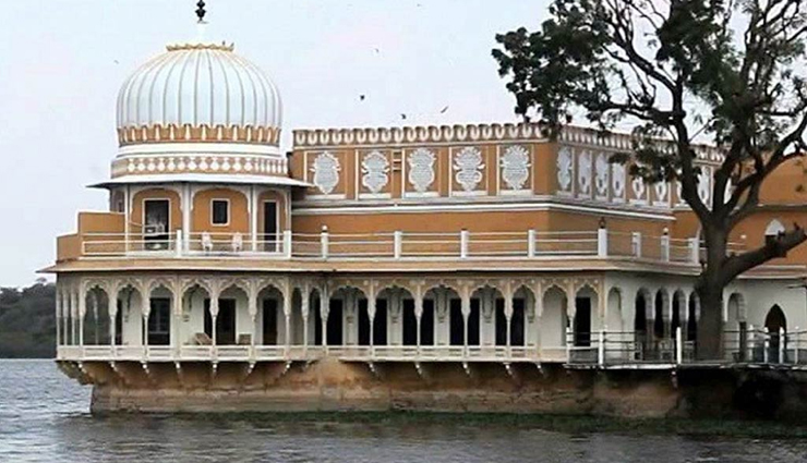 jodhpur,tourist places to visit in jodhpur,mehrangarh fort,phool mahal,sheesh mahal,chamunda mata temple,rao jodha desert rock park,ranisar-padamsar lake