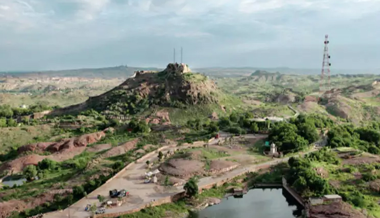 jodhpur,tourist places to visit in jodhpur,mehrangarh fort,phool mahal,sheesh mahal,chamunda mata temple,rao jodha desert rock park,ranisar-padamsar lake