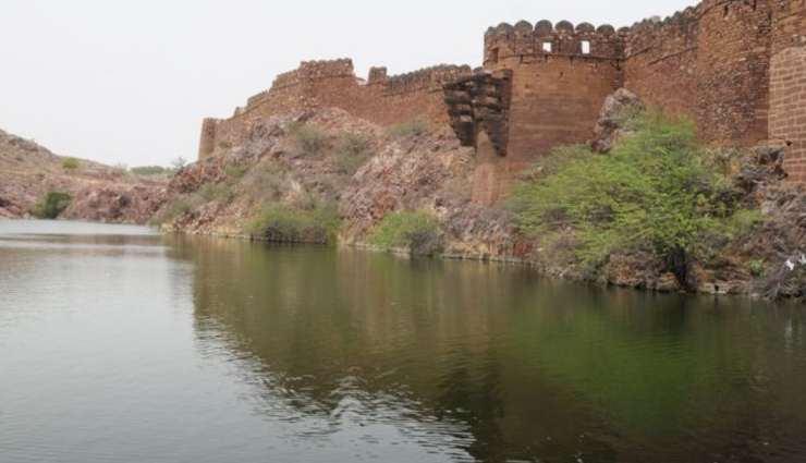 jodhpur,tourist places to visit in jodhpur,mehrangarh fort,phool mahal,sheesh mahal,chamunda mata temple,rao jodha desert rock park,ranisar-padamsar lake